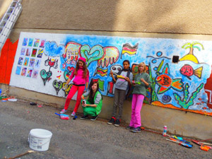 Kids vor der Art-Mauer auf dem Sonnenberg, 2012 Kids vor der Art-Mauer auf dem Sonnenberg, 2012