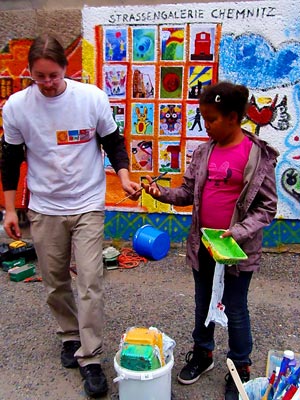 Sebastian Nikolitsch und Kind, Art-Mauer Chemnitz 2012