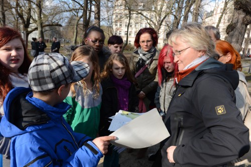 Frau Schumann zeigte den Kinder die geplante neue Schaukel.