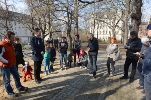 Die Leute vom Grünflächenamt mit Anwohnern auf dem Lessingplatz: Leiter Peter Börner (2. v. links), Bernhard Herrmann (Mitte, neben Stadtteilmanagerin Elke Koch)