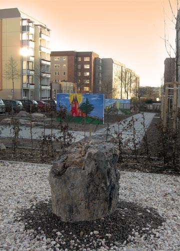 Exponat des versteinerten Waldes an der Paul-Arnold-Straße