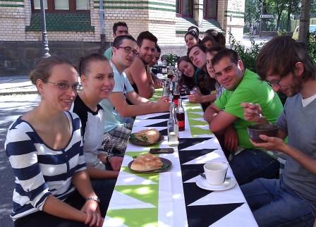 Gruppe draußen beim Essen