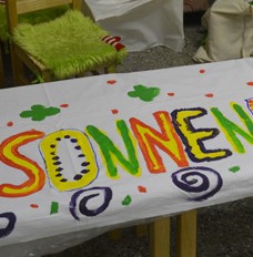 Neues Banner für den Friedensweg "Der Sonnenberg ist bunt" Foto: Hellfried Malech