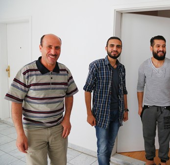 Syrer vor der Tür ihrer vom Sozialamt zugewiesenen Wohnung auf dem Sonnenberg