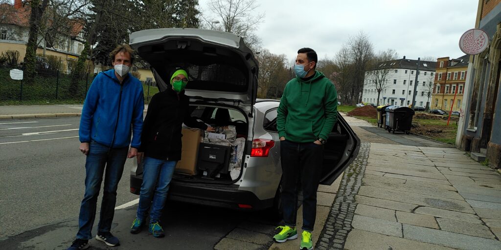 Auto mit Rechnern und Leuten