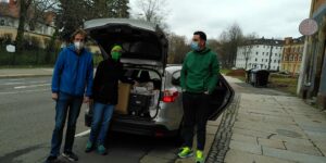 Auto mit Rechnern und Leuten